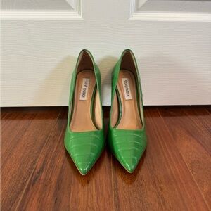 Never Worn - Steve Madden Vibrant Green Croc-Embossed Heels
